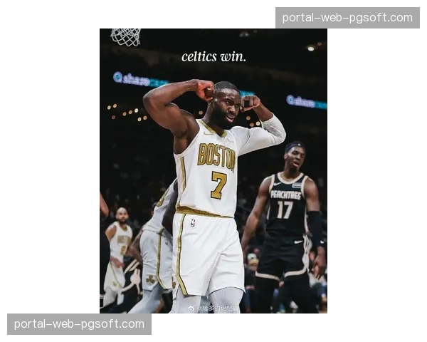 特写:杰伦·布朗突破分球,塔图姆底角接球虚晃后突破,吸引协防分给霍勒迪命中空位三分。