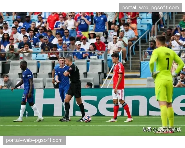 即时：弗罗西诺内球员抗议判罚，比赛中断长达五分钟