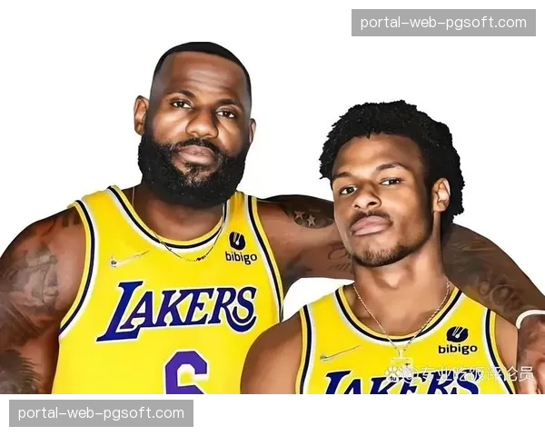 布朗尼下半场顶替詹姆斯首发，父子同场创历史时刻